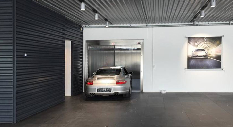 Car Entering Hydraulic Vehicle Lift With Turntable